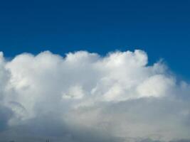 wit pluizig cumulus wolken in de zomer lucht, natuurlijk wolken achtergrond foto