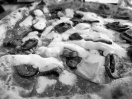 smakelijk pizza dichtbij visie achtergrond. zwart en wit pizza foto