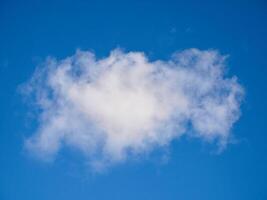 wit pluizig wolken in de lucht achtergrond. cumulus wolken foto