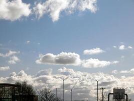 zomer wolken in de lucht achtergrond foto