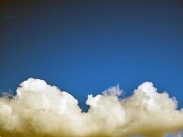 zomer wolken in de lucht achtergrond foto