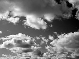 zwart en wit wolken in de lucht achtergrond foto