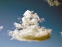 zomer wolken in de lucht achtergrond foto