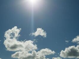 wit pluizig cumulus wolken in de zomer lucht, natuurlijk wolken achtergrond foto