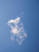 cumulus wolken in de lucht. pluizig wolk vormen foto