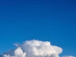 wit pluizig cumulus wolken in de zomer lucht, natuurlijk wolken achtergrond foto