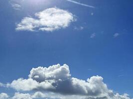 wit pluizig cumulus wolken achtergrond. zomer wolken in de blauw lucht foto