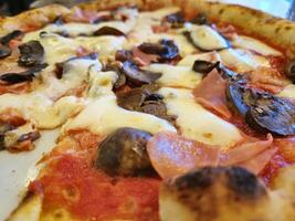 smakelijk pizza dichtbij visie achtergrond. Italiaans pizzeria atmosfeer foto