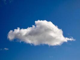 cumulus wolken in de lucht. pluizig wolk vormen foto