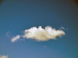 zomer wolken in de lucht achtergrond foto