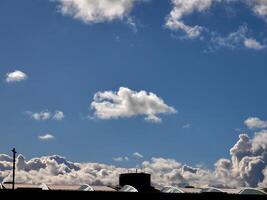 wit pluizig wolken in de lucht achtergrond. cumulus wolken foto