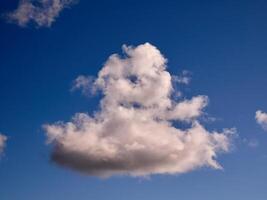 wit pluizig wolken in de lucht achtergrond. cumulus wolken foto