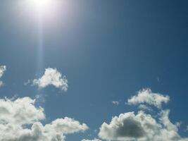 wit pluizig cumulus wolken in de zomer lucht, natuurlijk wolken achtergrond foto