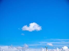 cumulus wolken in de lucht. pluizig wolk vormen foto