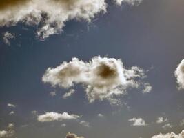 zomer wolken in de lucht achtergrond foto