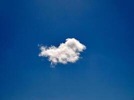 cumulus wolken in de lucht. pluizig wolk vormen foto