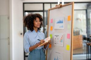 bedrijf vrouw plan naar nemen notities, werken uit een strategie, bedrijf project planning foto