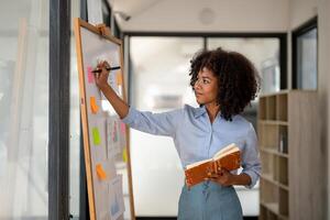 bedrijf vrouw plan naar nemen notities, werken uit een strategie, bedrijf project planning foto