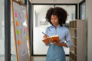 bedrijf vrouw plan naar nemen notities, werken uit een strategie, bedrijf project planning foto