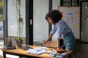 online vergadering via scherm. staan en overwegen werk. Ontdek wat belangen de online wereld. ontmoeten en babbelen door sociaal media. foto