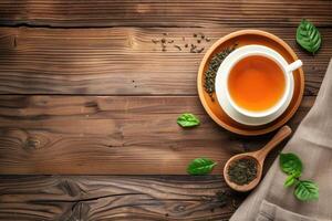 een kop van thee Aan een houten achtergrond met thee boom bloemblaadjes. thee partij achtergrond met kopiëren ruimte foto