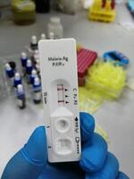 malaria test door gebruik makend van snel test cassette foto