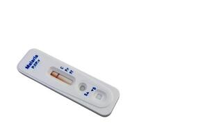 malaria test door gebruik makend van snel test cassette foto
