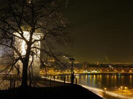 oud toren met klok in de petrovaradin vesting in de buurt nieuw verdrietig, Servië foto