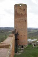 tsjersk, Polen - maart 24e, 2024 - ronde toren en defensief muur Bij Mazovië hertogen kasteel foto