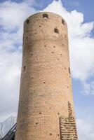 tsjersk, Polen - maart 24e, 2024 - ronde toren Bij kasteel van de Mazovië hertogen foto