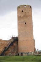 tsjersk, Polen - maart 24e, 2024 - ronde toren en defensief muur Bij Mazovië hertogen kasteel foto