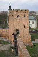 tsjersk, Polen - maart 24e, 2024 - Ingang toren en defensief muur Mazovië hertogen kasteel foto