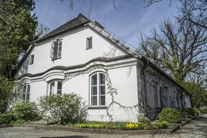 zelazowa wol, Polen - april 7e, 2024 - landhuis huis - geboorteplaats foto
