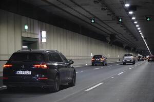 Warschau, Polen - maart 10e, 2024 - het rijden een auto in ursynow tunnel foto