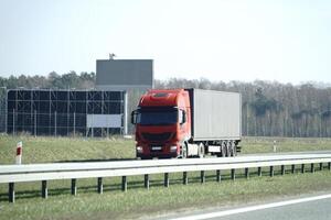 vrachtauto Aan een snelweg - voorkant visie foto