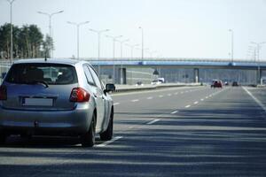 auto's rit Aan een snelweg foto