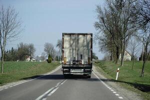 vrachtauto Aan een weg - achterzijde visie foto