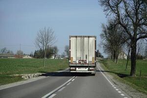 vrachtauto Aan een weg - achterzijde visie foto