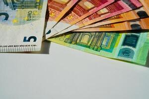 eurobankbiljetten en -munten foto