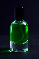 transparant donker groen fles parfum geïsoleerd zwart achtergrond voor bespotten omhoog ontwerp foto