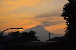 silhouet berg Bij ochtend- zonneschijn foto