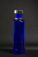 transparant donker blauw fles parfum geïsoleerd zwart achtergrond voor bespotten omhoog ontwerp foto