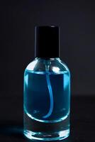 transparant blauw fles parfum geïsoleerd zwart achtergrond voor bespotten omhoog ontwerp foto