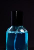 transparant blauw fles parfum geïsoleerd zwart achtergrond voor bespotten omhoog ontwerp foto