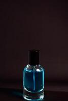 transparant blauw fles parfum geïsoleerd zwart achtergrond voor bespotten omhoog ontwerp foto