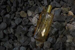 parfum goud transparant fles in grind of koraal achtergrond foto