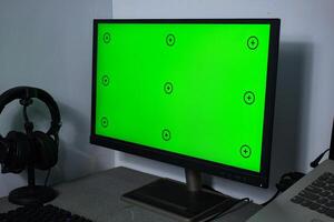 groen scherm met volgen, grafisch ontwerper reeks omhoog werken Aan tafel foto