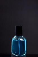 transparant blauw fles parfum geïsoleerd zwart achtergrond voor bespotten omhoog ontwerp foto