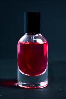 transparant rood fles parfum geïsoleerd zwart achtergrond voor bespotten omhoog ontwerp foto
