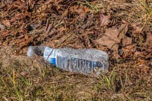plastic water fles Aan de grond foto